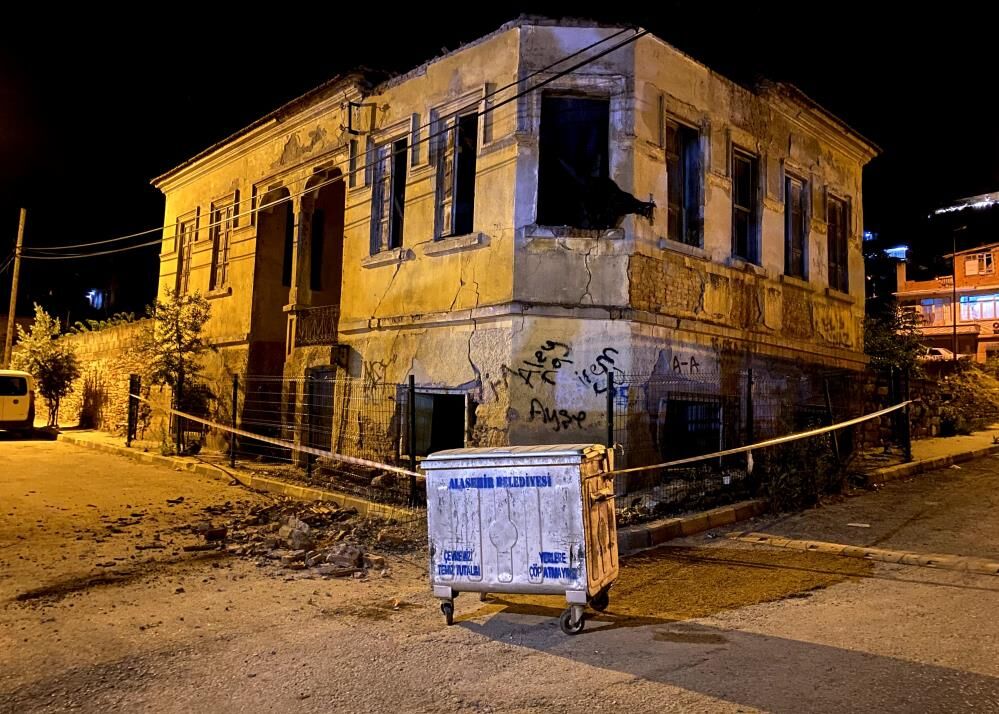 Alaşehir’de Facianın Eşiğinden Dönüldü: Tarihi Bina Gürültüyle Çöktü!