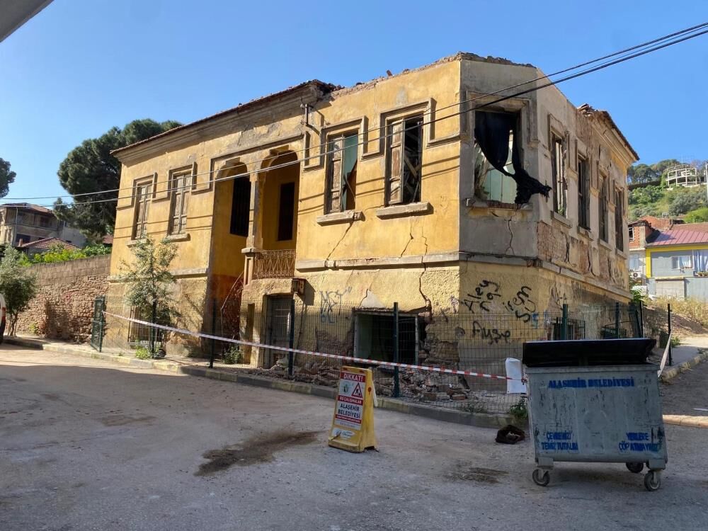 Alaşehir’de Facianın Eşiğinden Dönüldü: Tarihi Bina Gürültüyle Çöktü!-1