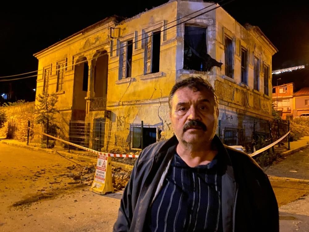 Alaşehir’de Facianın Eşiğinden Dönüldü: Tarihi Bina Gürültüyle Çöktü!-2
