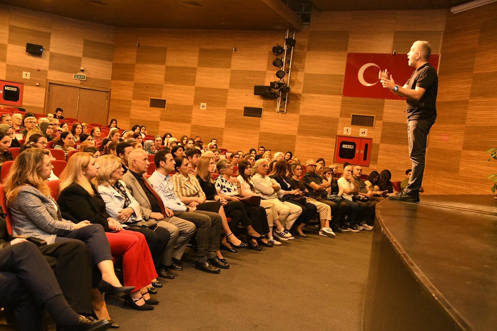 Manisa’da “Demans Pratiği” oyunu büyük ilgi gördü-.3.
