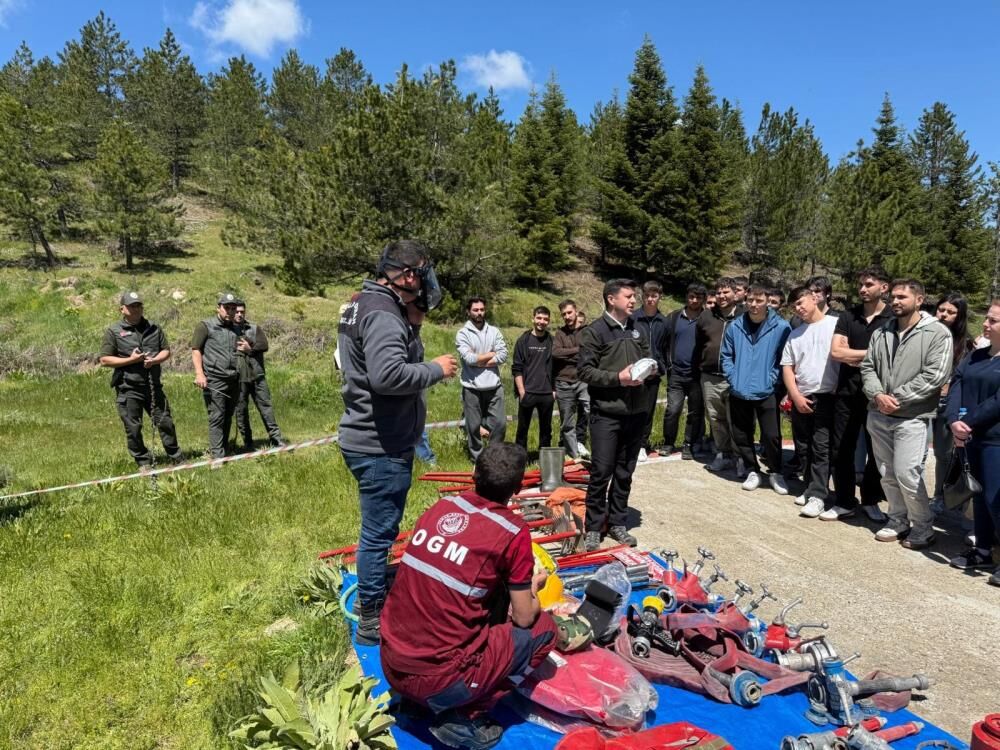 Demirci'de Ormanlar İçin Çifte Etkinlik: Minikler Fidan Dikti, Gençler Yangınla Mücadeleyi Öğrendi