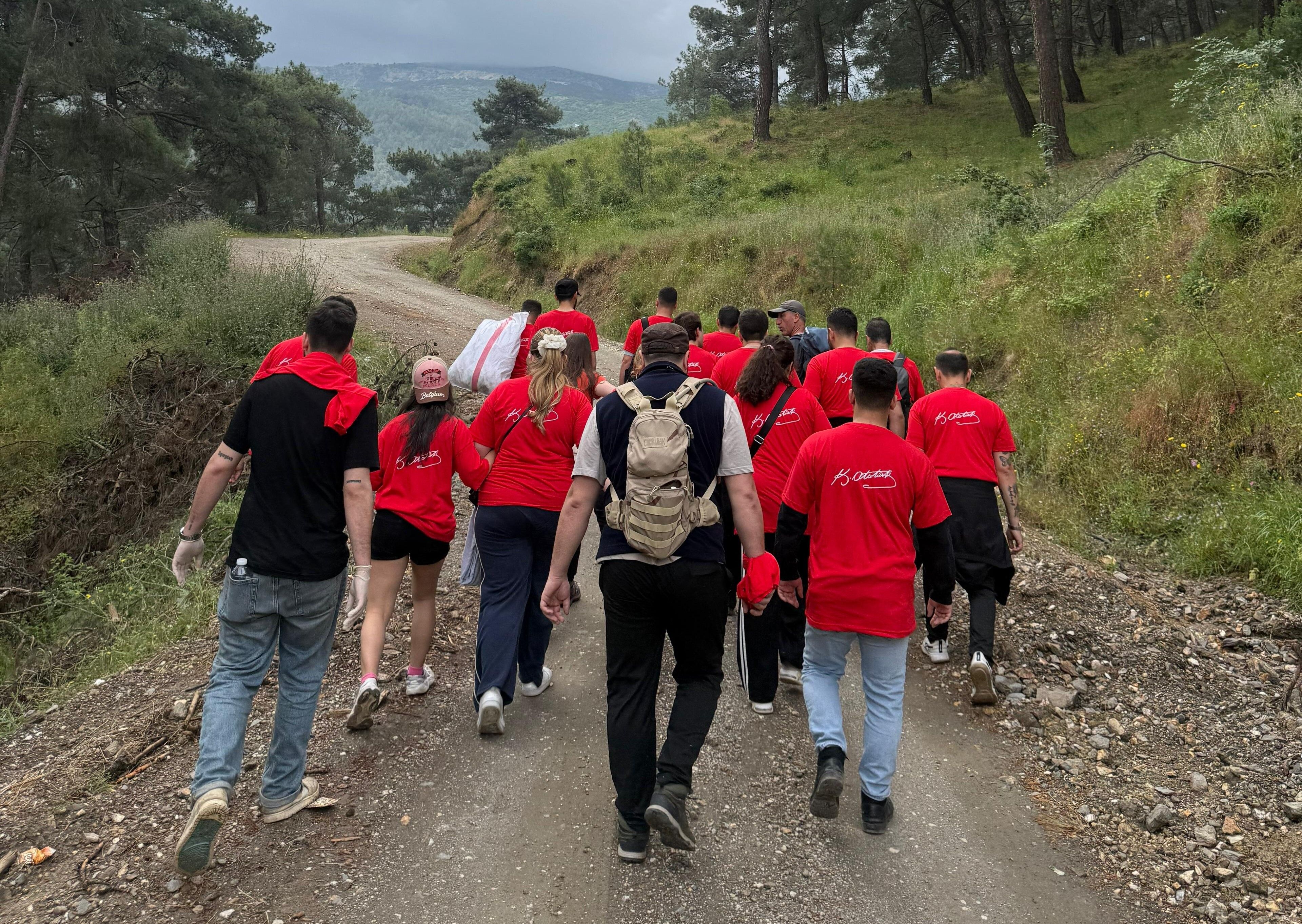 Manisa'da gençler doğa için çalıştı: Onlarca çuval topladılar-.1