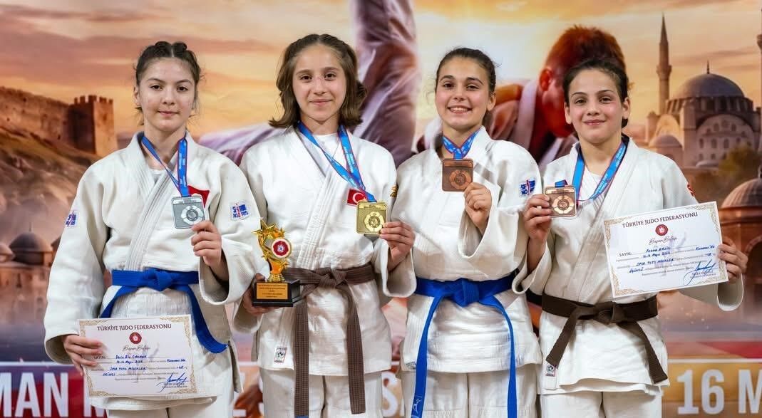 Manisalı güreşçiler Türkiye Şampiyonası'na damga vurdu-.1