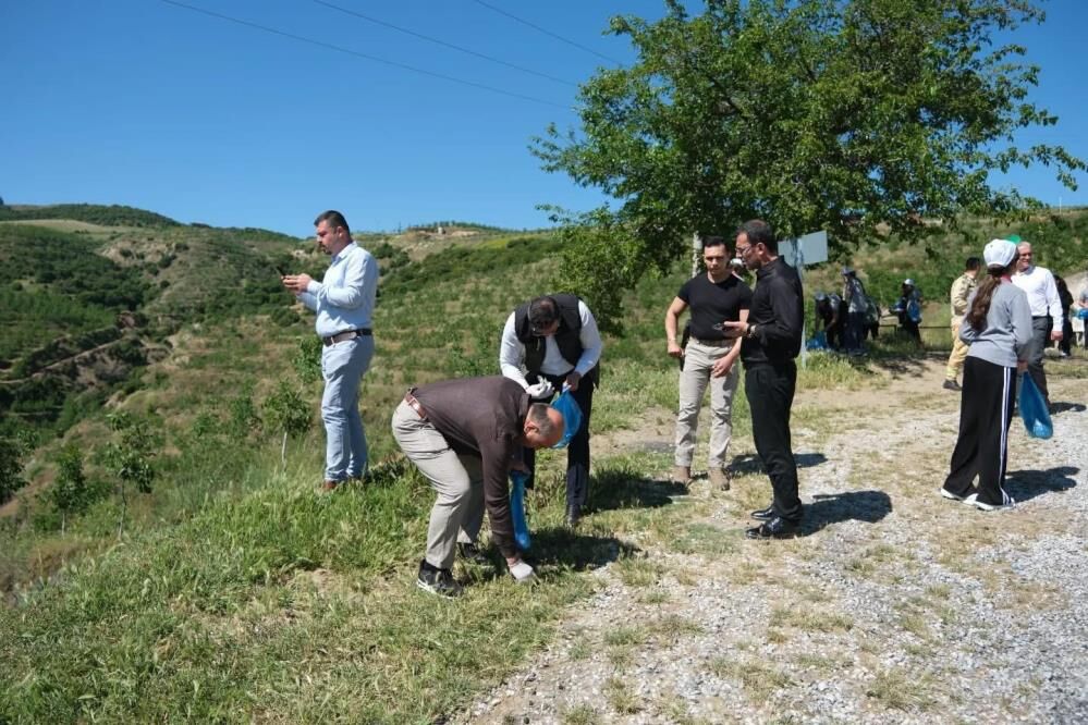Sarıgöl’de “Orman Benim” Etkinliği: Öğrenciler ve Protokol El Ele Çöp Topladı-3