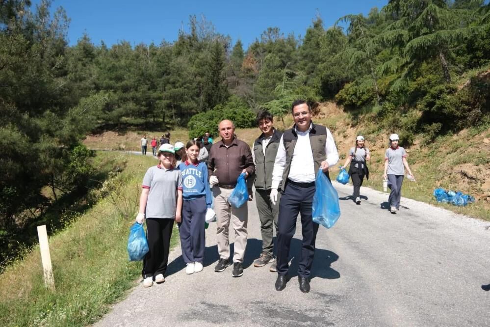 Sarıgöl’de “Orman Benim” Etkinliği: Öğrenciler ve Protokol El Ele Çöp Topladı-1