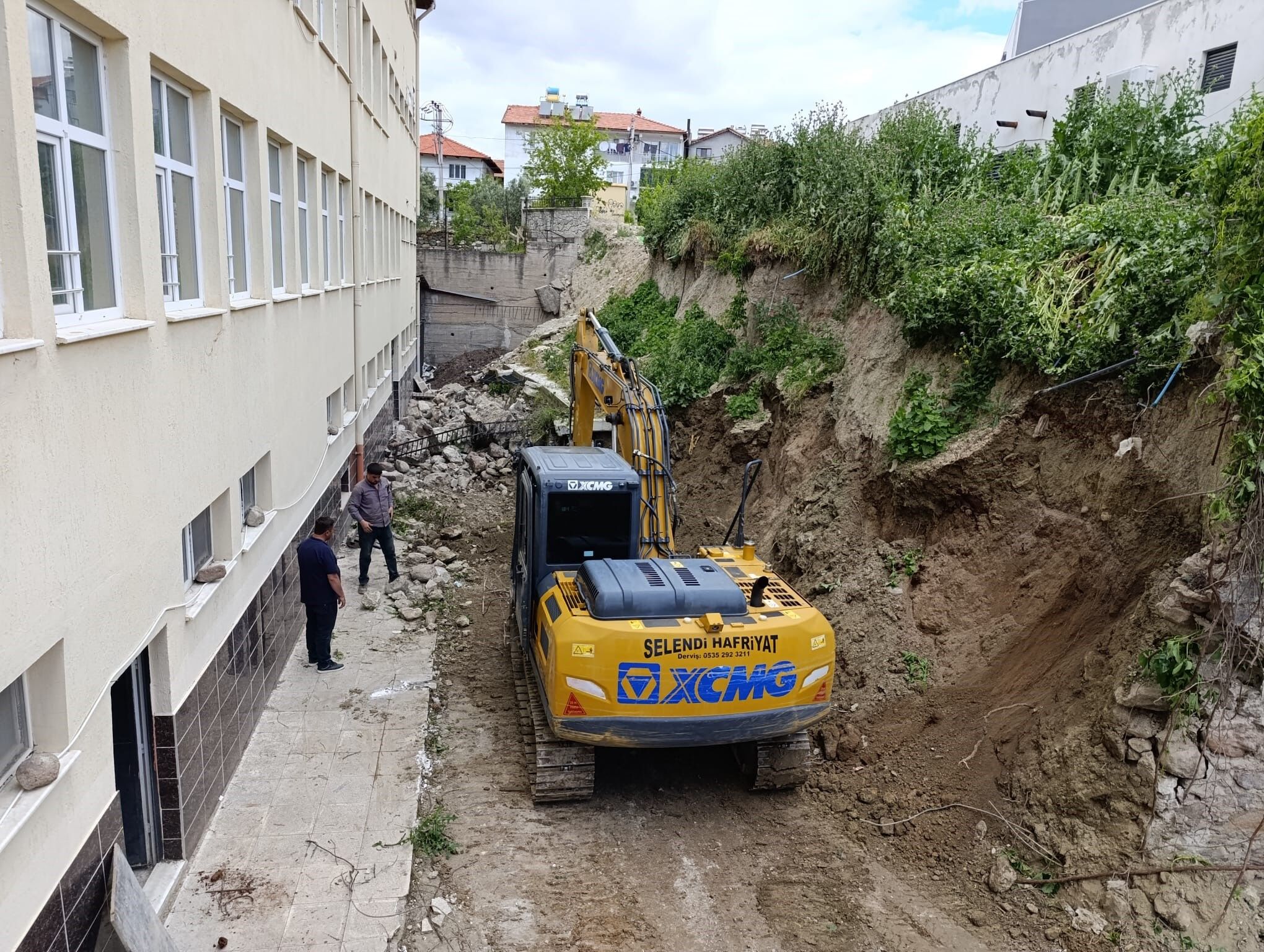 Selendi’de çöken istinat duvarı yeniden inşa ediliyor-1