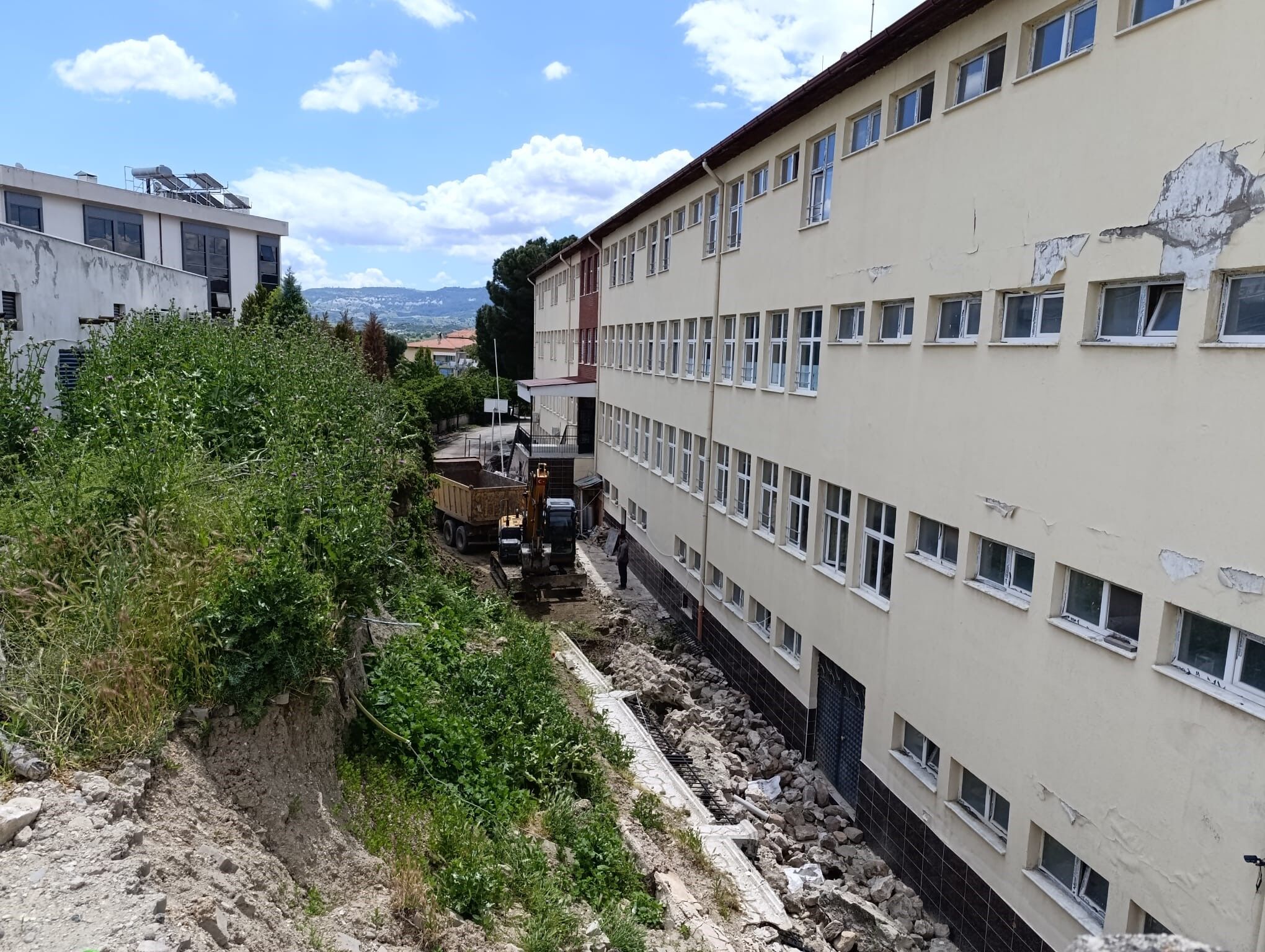 Selendi’de çöken istinat duvarı yeniden inşa ediliyor