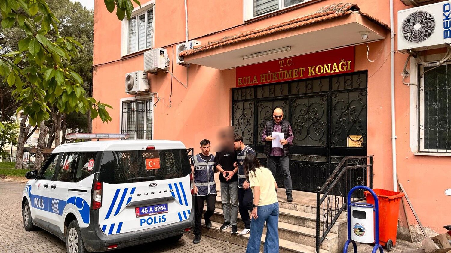 Manisa'da polisler yakaladı: Kesinleşmiş hapis cezası vardı-.1