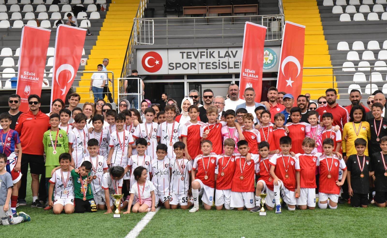 Yunusemre’de 19 Mayıs coşkusu futbol turnuvasıyla yaşandı-3
