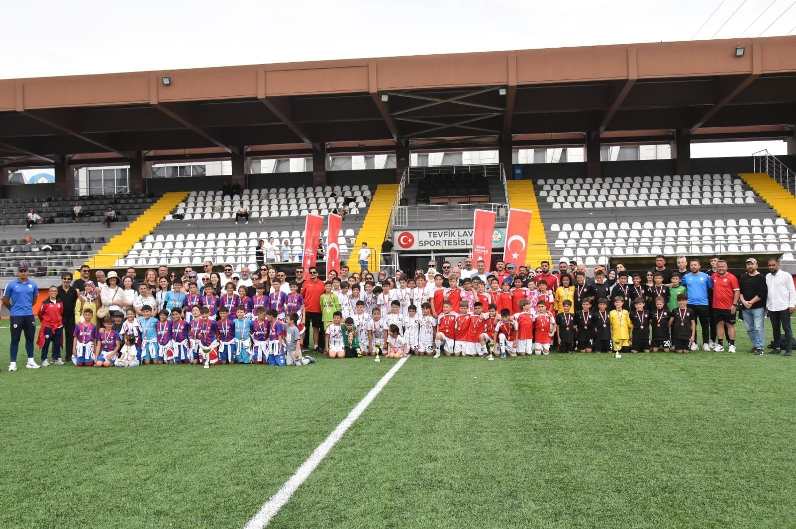 Yunusemre’de 19 Mayıs coşkusu futbol turnuvasıyla yaşandı-2