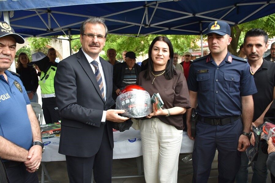 Salihli Emniyeti’nden trafik güvenliği için kask desteği