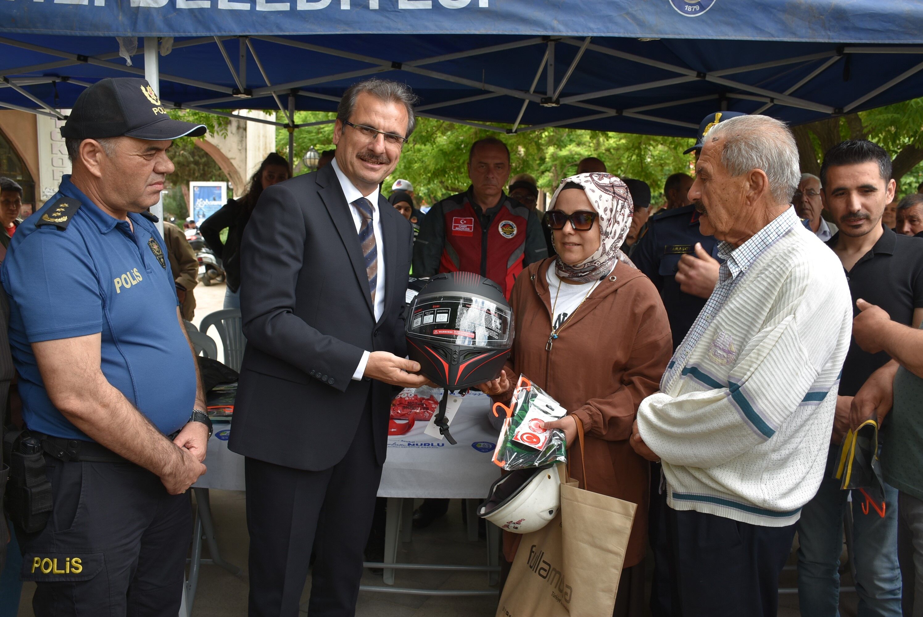 Salihli Emniyeti’nden trafik güvenliği için kask desteği-1