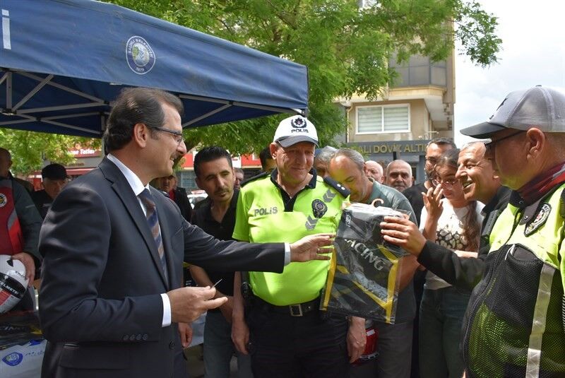 Salihli Emniyeti’nden trafik güvenliği için kask desteği-2