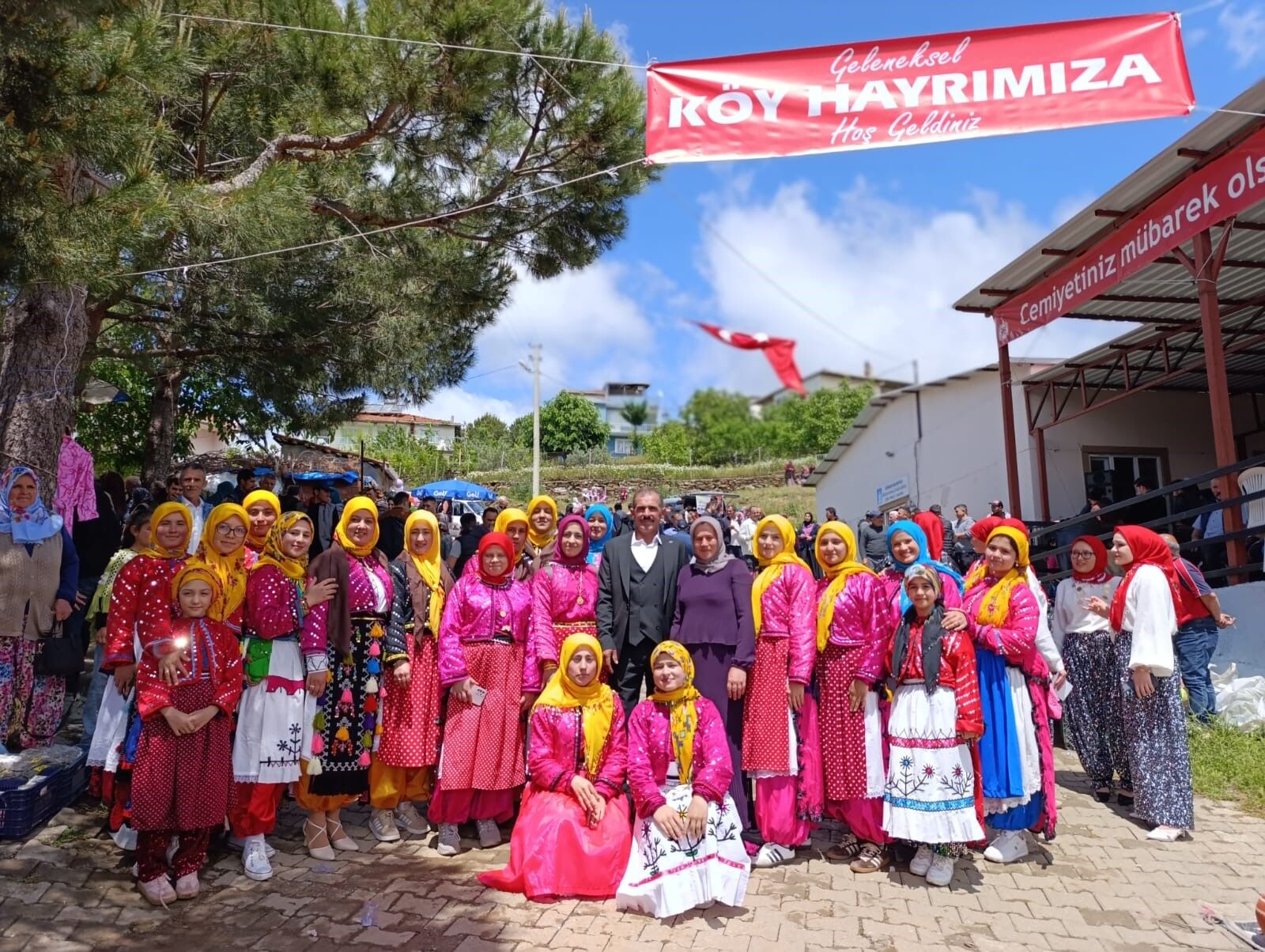 Gördes'de geleneksel köy hayrına yoğun katılım