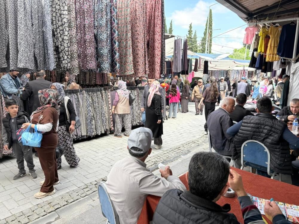Kurban Bayramı Öncesi Gördes Pazarı’nda Büyük Yoğunluk