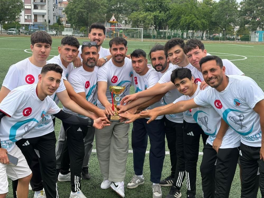 Salihli Ülküspor’da Şampiyonluk Coşkusu: Kupa Kaptanın Kollarında