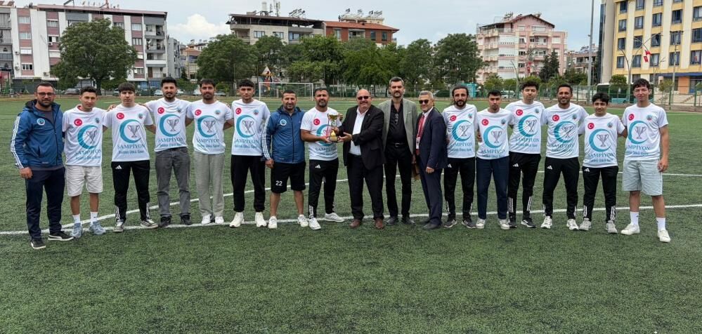 Salihli Ülküspor’da Şampiyonluk Coşkusu: Kupa Kaptanın Kollarında-1
