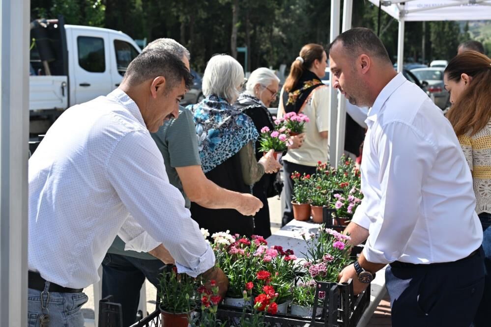 17 İlçede Eş Zamanlı Çalışma: Manisa’da Mezarlıklar Bayrama Hazırlandı-1