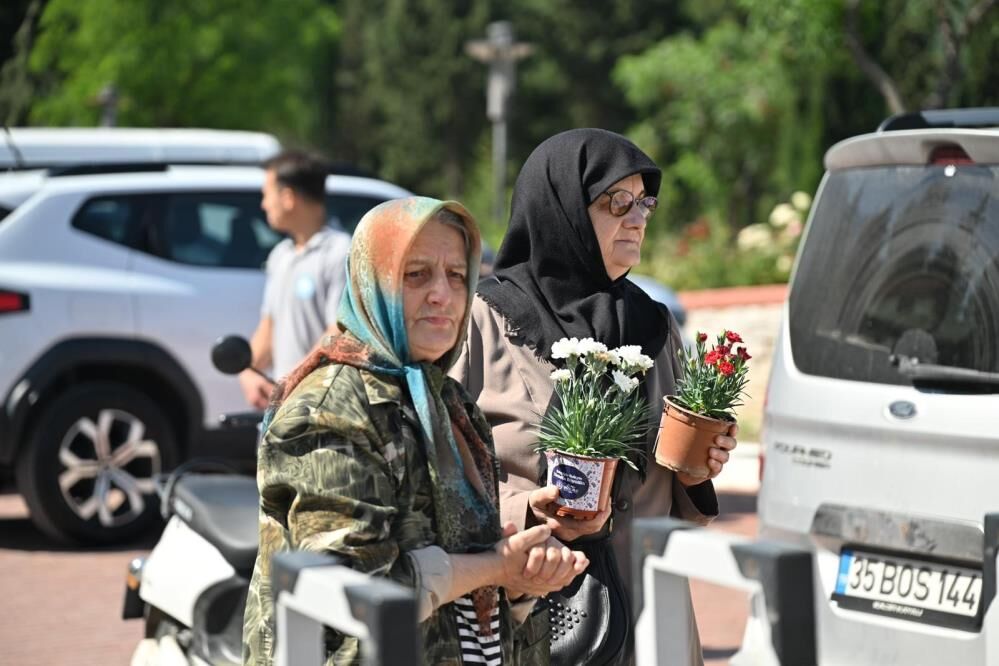 17 İlçede Eş Zamanlı Çalışma: Manisa’da Mezarlıklar Bayrama Hazırlandı-2
