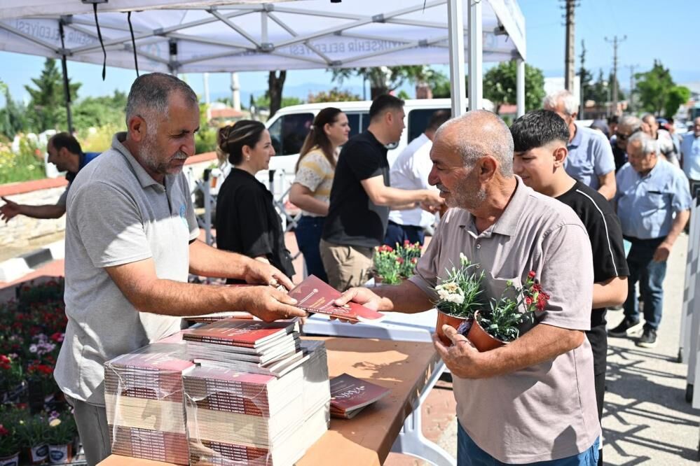17 İlçede Eş Zamanlı Çalışma: Manisa’da Mezarlıklar Bayrama Hazırlandı-3