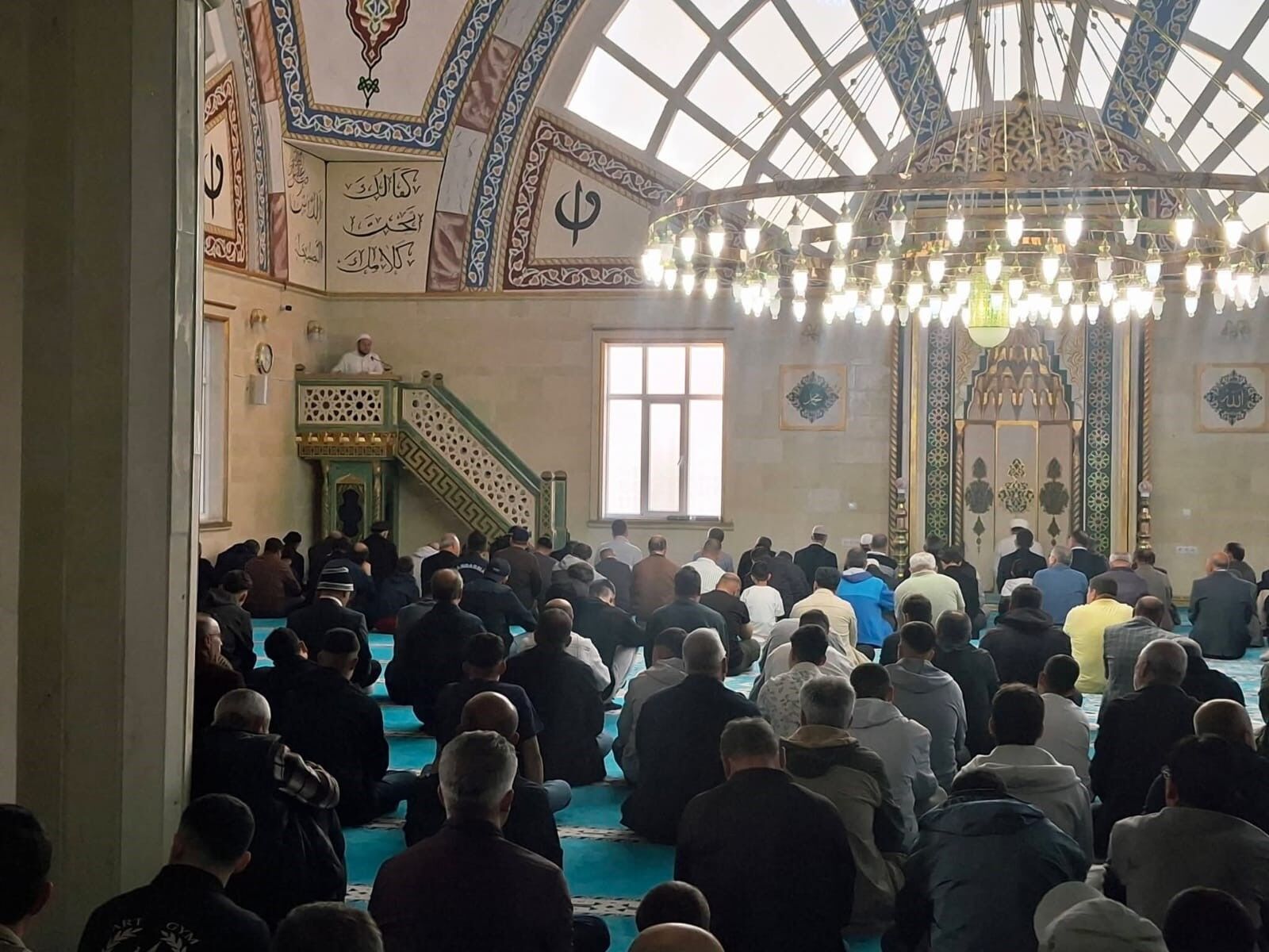 SELENDİ’DE BAYRAM NAMAZI COŞKUSU CAMİLERİ DOLDURDU-1