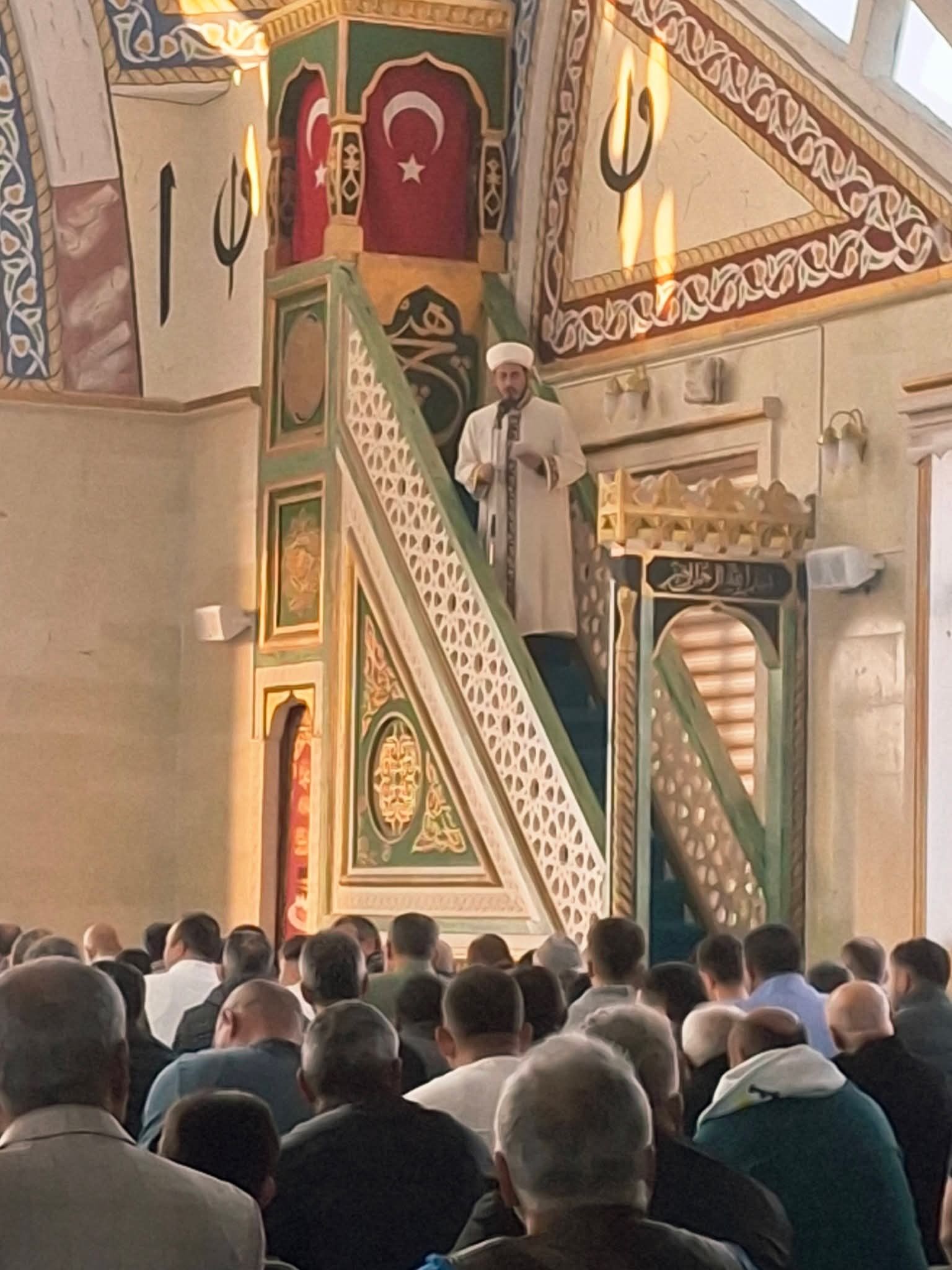 SELENDİ’DE BAYRAM NAMAZI COŞKUSU CAMİLERİ DOLDURDU