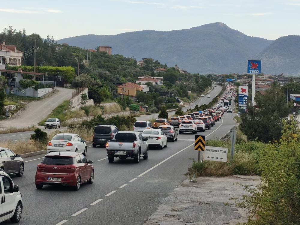 Tatilciler Akın Etti: 22 Kilometrelik Araç Kuyruğu!