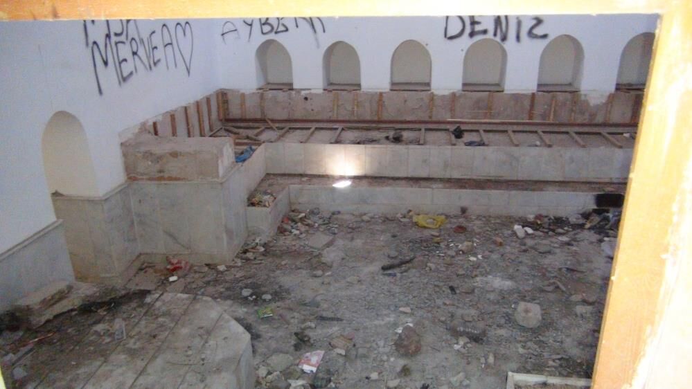Manisa’daki Tarihi İshak Çelebi Hamamı Yeniden Harabeye Döndü-1