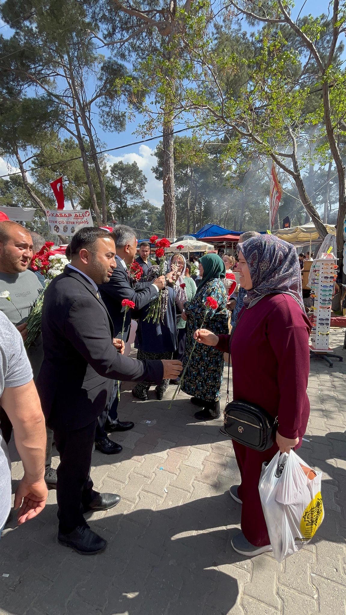 Kırkağaç Çam Festivali’nde Gönülleri Fetheden Jest: Anneler Günü’ne Özel Çiçek Takdimi-1