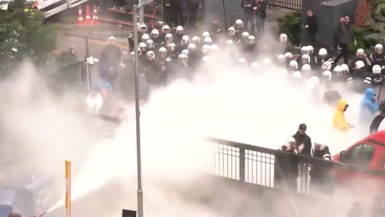 CHP Genel Merkezi önünde tansiyon yükseldi!