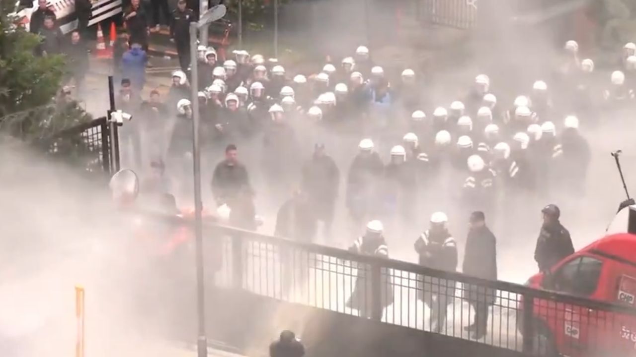 CHP Genel Merkezi önünde tansiyon yükseldi!-1