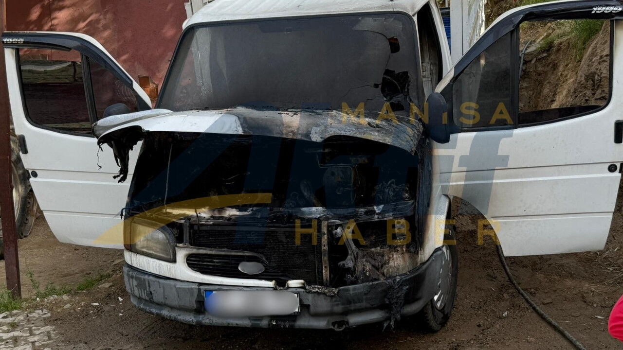 Alaşehir'de Park Halindeki Kamyonet Alev Aldı .1