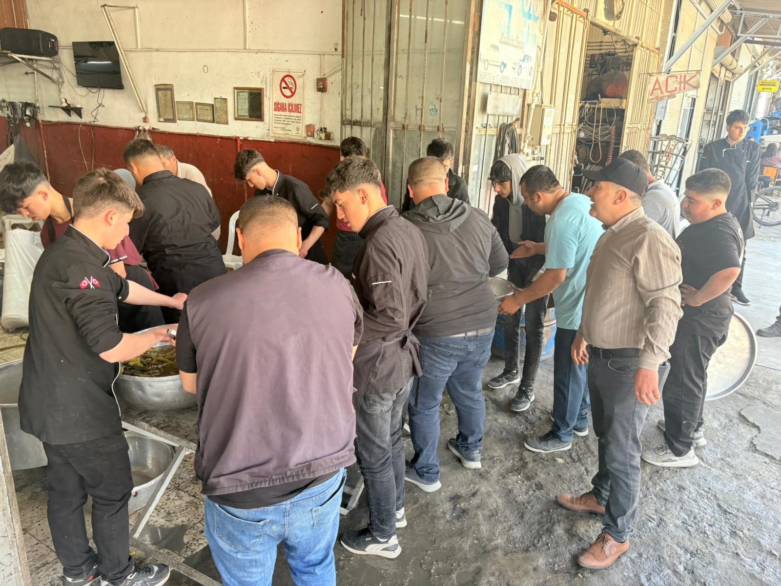 Gördes'te hayır yemeği: 6 bin kişi katıldı-.1