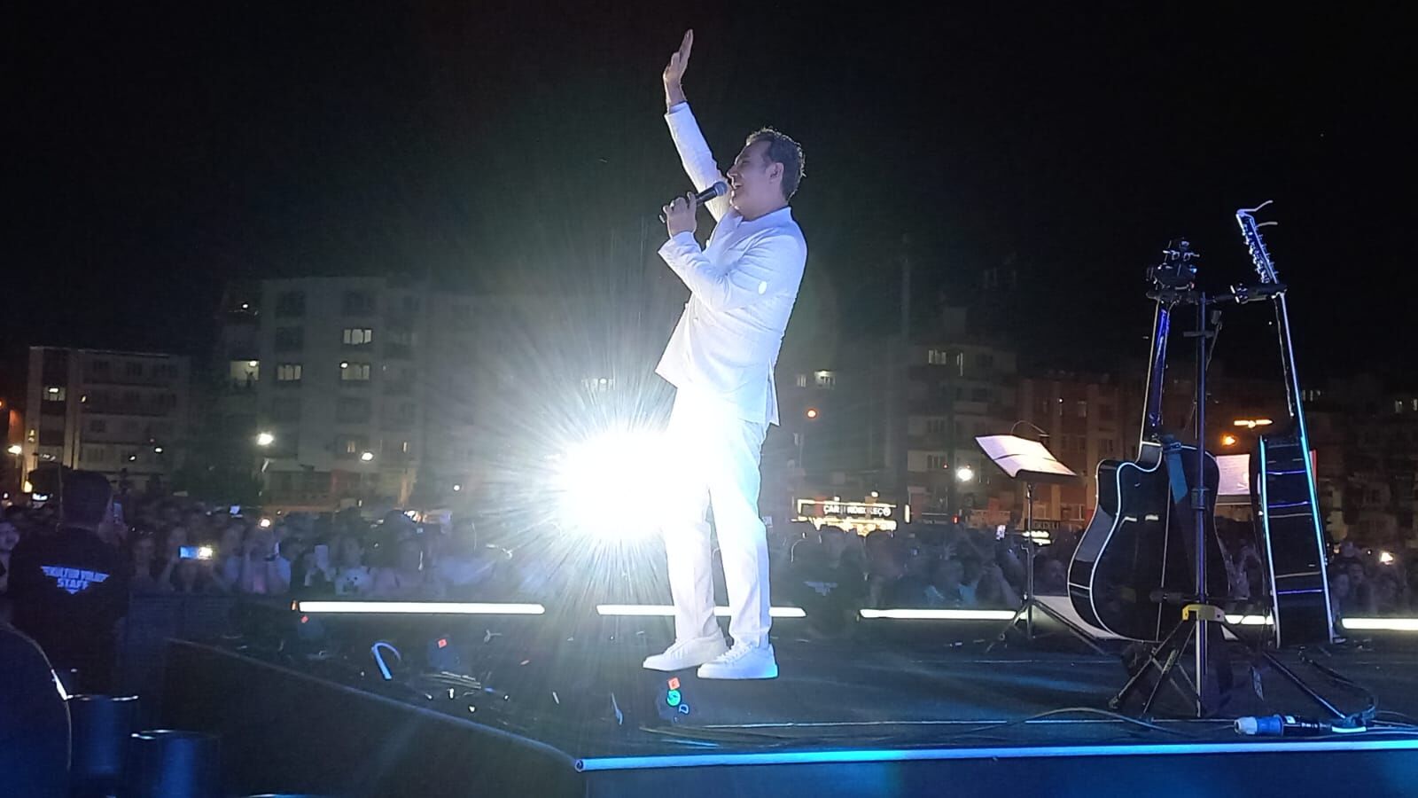 Ferhat Göçer Manisa’yı Salladı: Açılış Konserinde Tarihi Kalabalık!