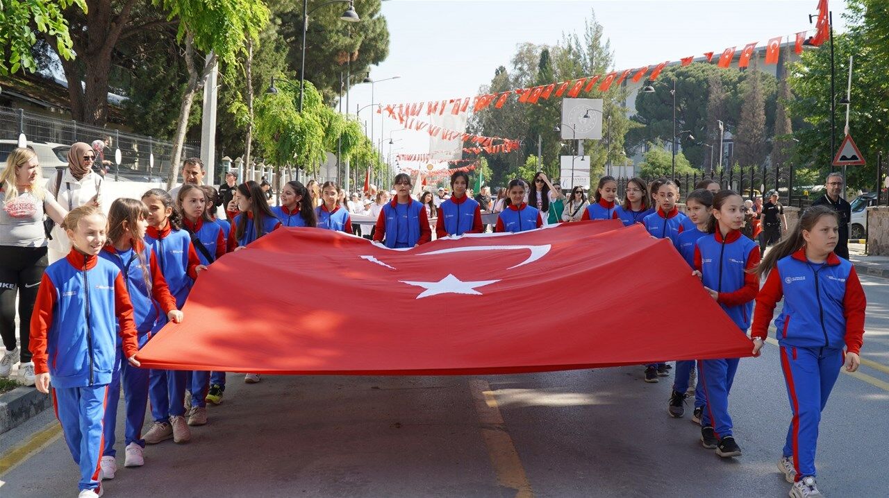 Manisa'da kortej yürüyüşü: Gençlik Haftası coşkusu başladı-.1.1