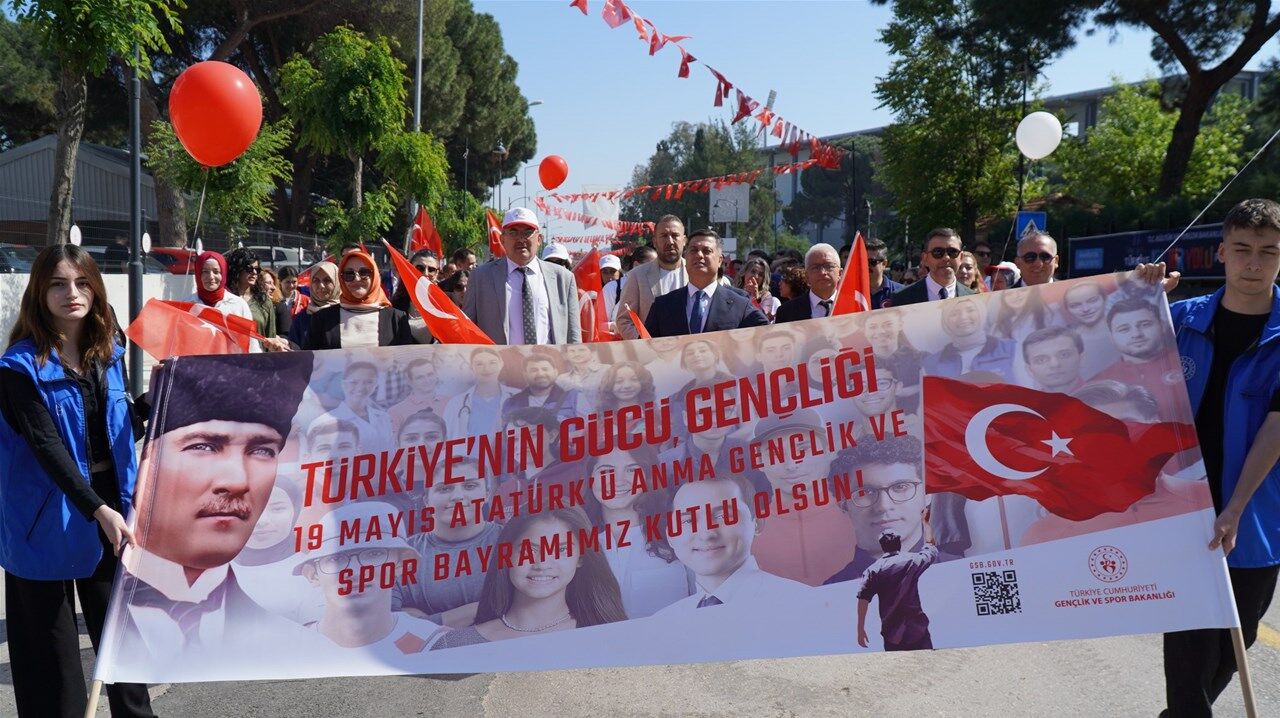 Manisa'da kortej yürüyüşü: Gençlik Haftası coşkusu başladı-.3.1