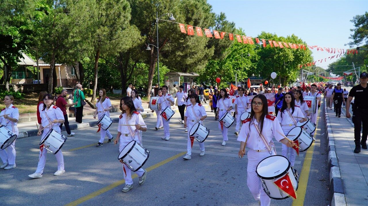 Manisa'da kortej yürüyüşü: Gençlik Haftası coşkusu başladı-.4.1