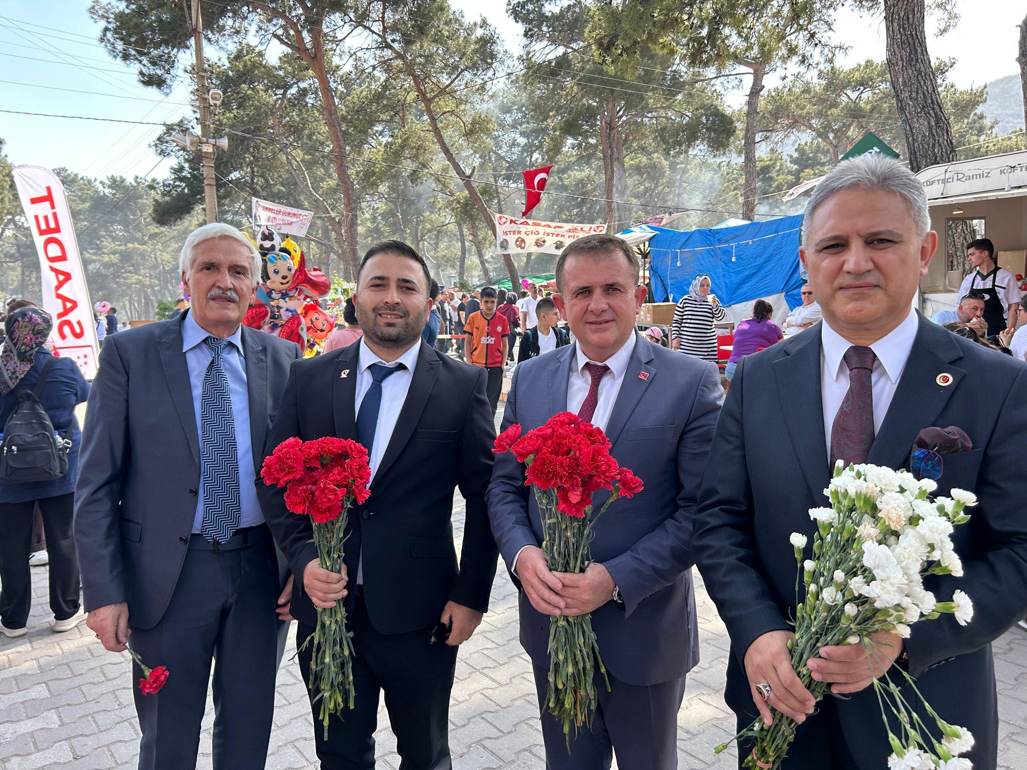 Kırkağaç Çam Festivali’nde Gönülleri Fetheden Jest: Anneler Günü’ne Özel Çiçek Takdimi