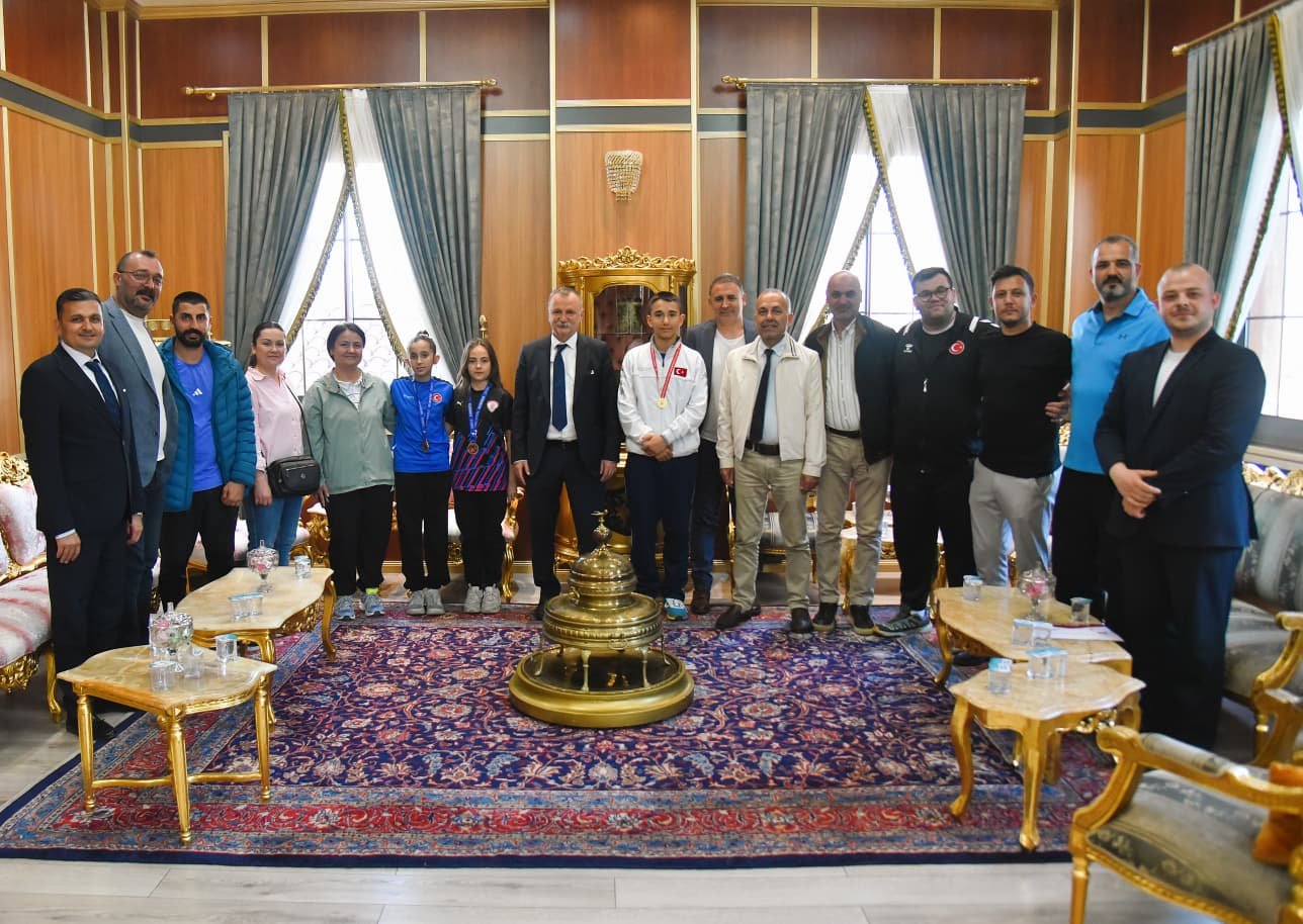 Yunusemre’nin Gurur Tablosu: Başkan Balaban Şampiyonları Ağırladı-1