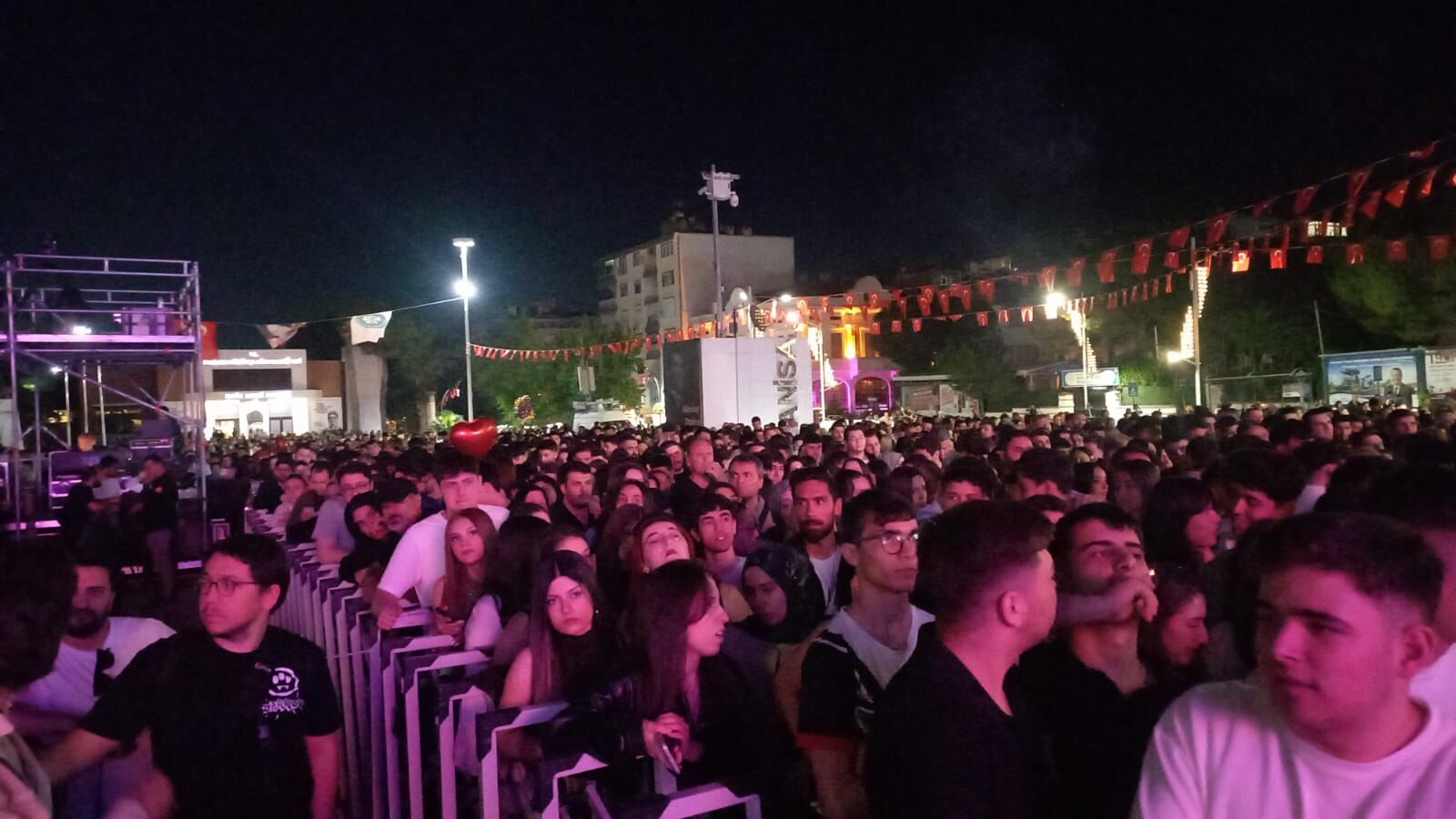 Manisa’da Zeynep Bastık Coşkusu: Konser Öncesi Meydan Tıklım Tıklım!