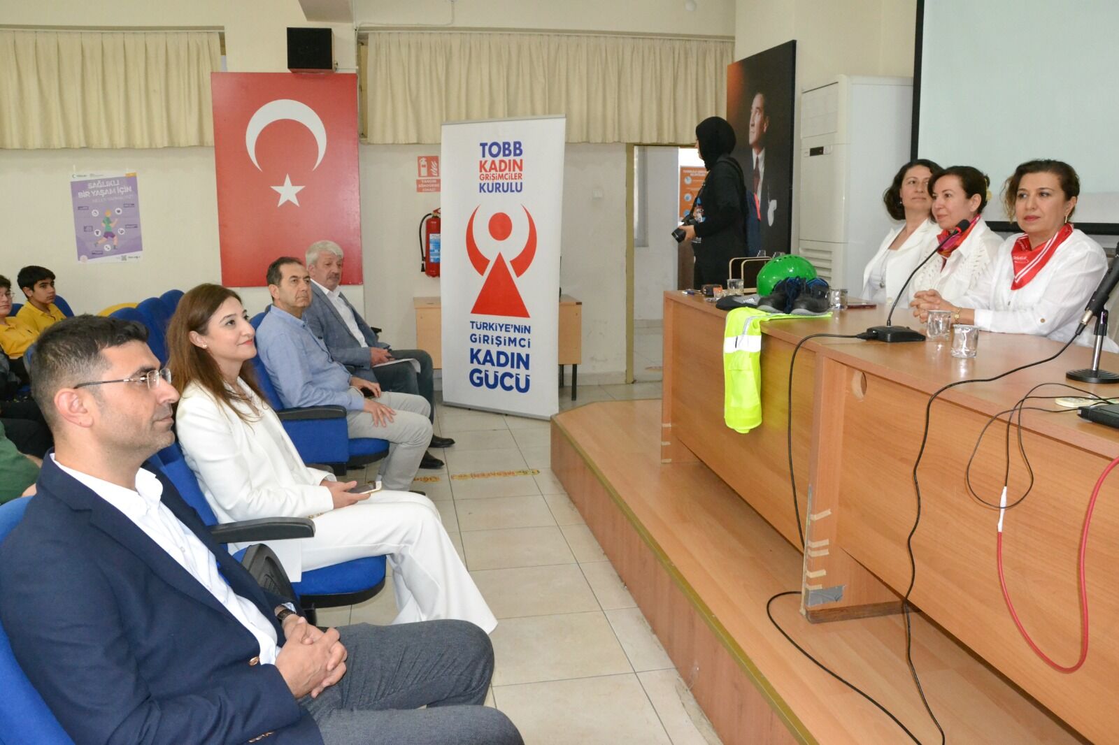 Geleceğin Girişimcilerine İlham Manisalı İş Kadınları Mesleki Eğitim Alan Gençlerle Buluştu (4)
