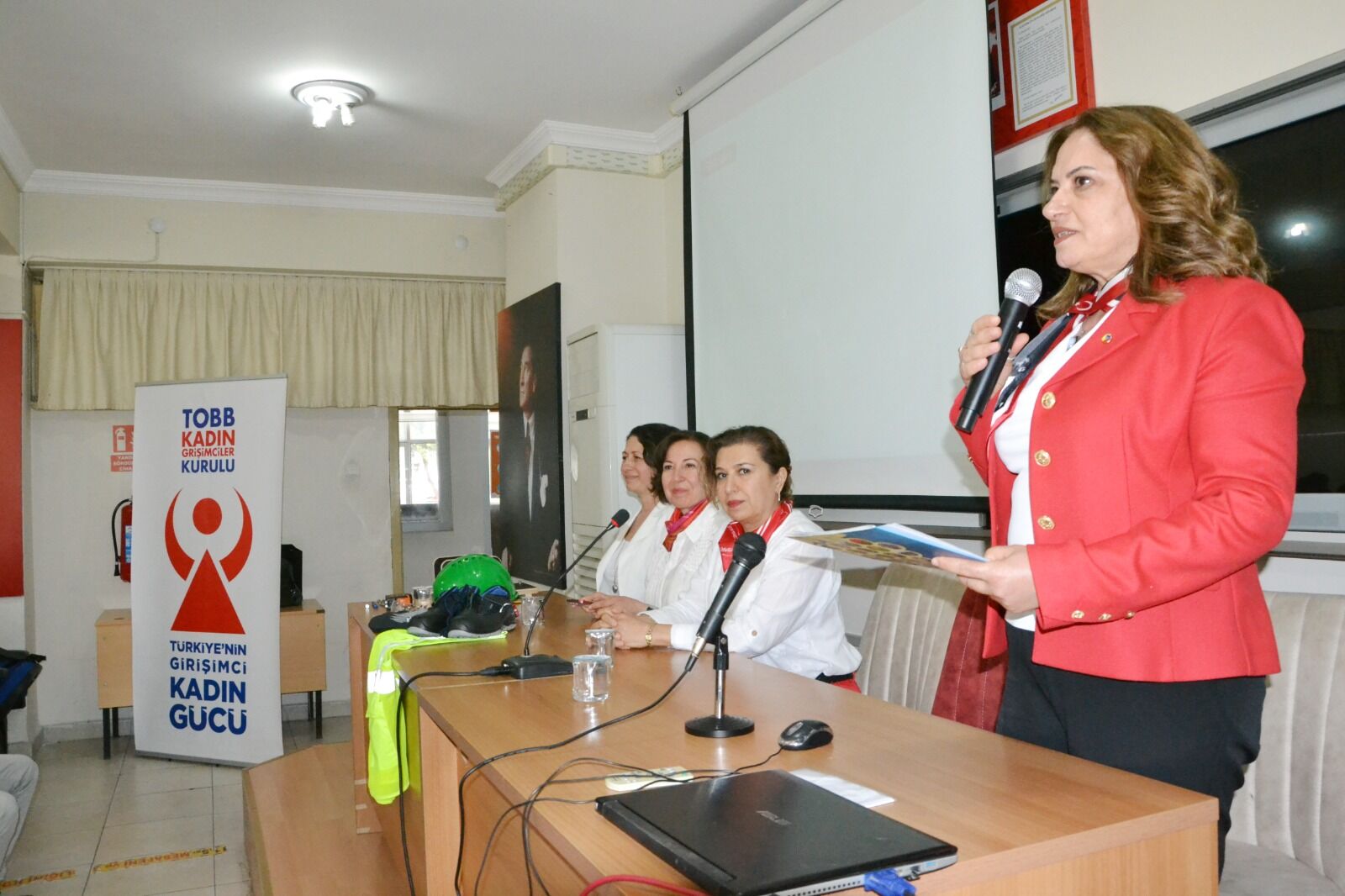 Geleceğin Girişimcilerine İlham Manisalı İş Kadınları Mesleki Eğitim Alan Gençlerle Buluştu (6)