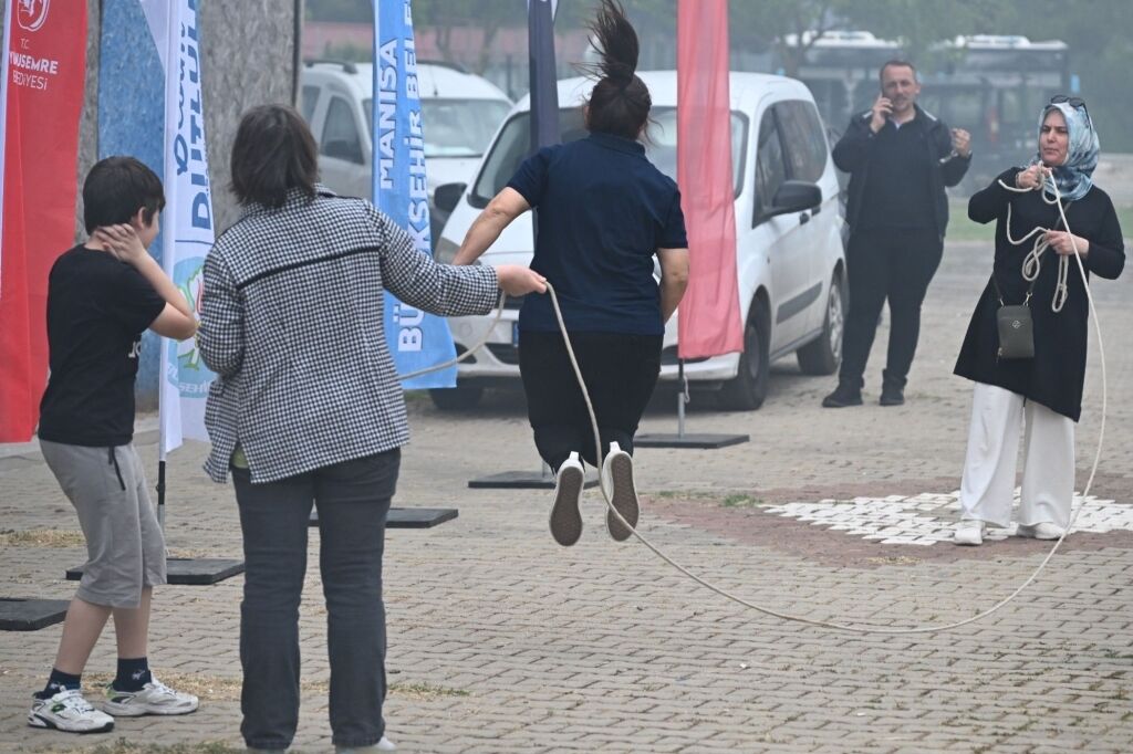 Manisa'da yağmura rağmen engel tanımayan buluşma-.1