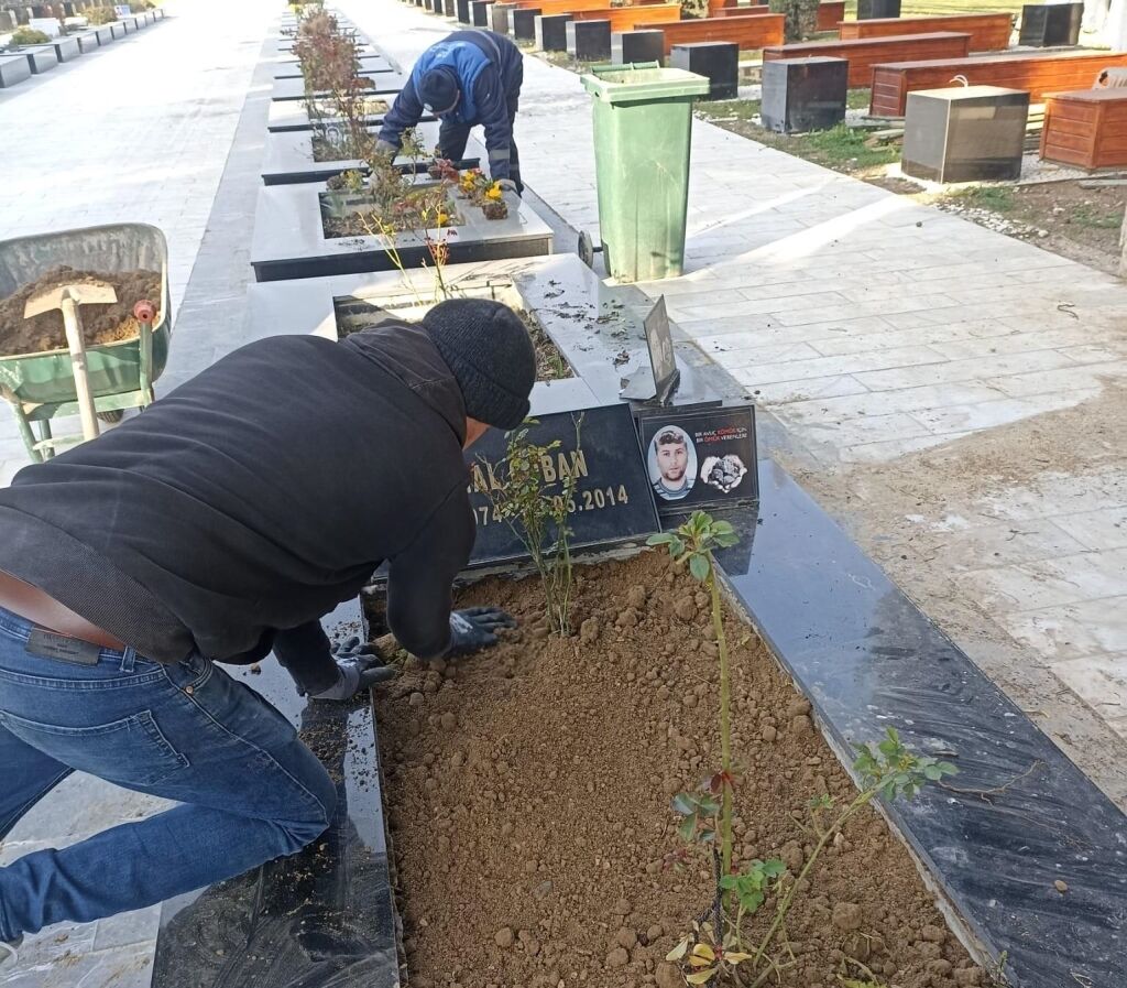 Manisa’da mezarlıklar bayrama hazırlanıyor: 17 ilçede yoğun mesai-3