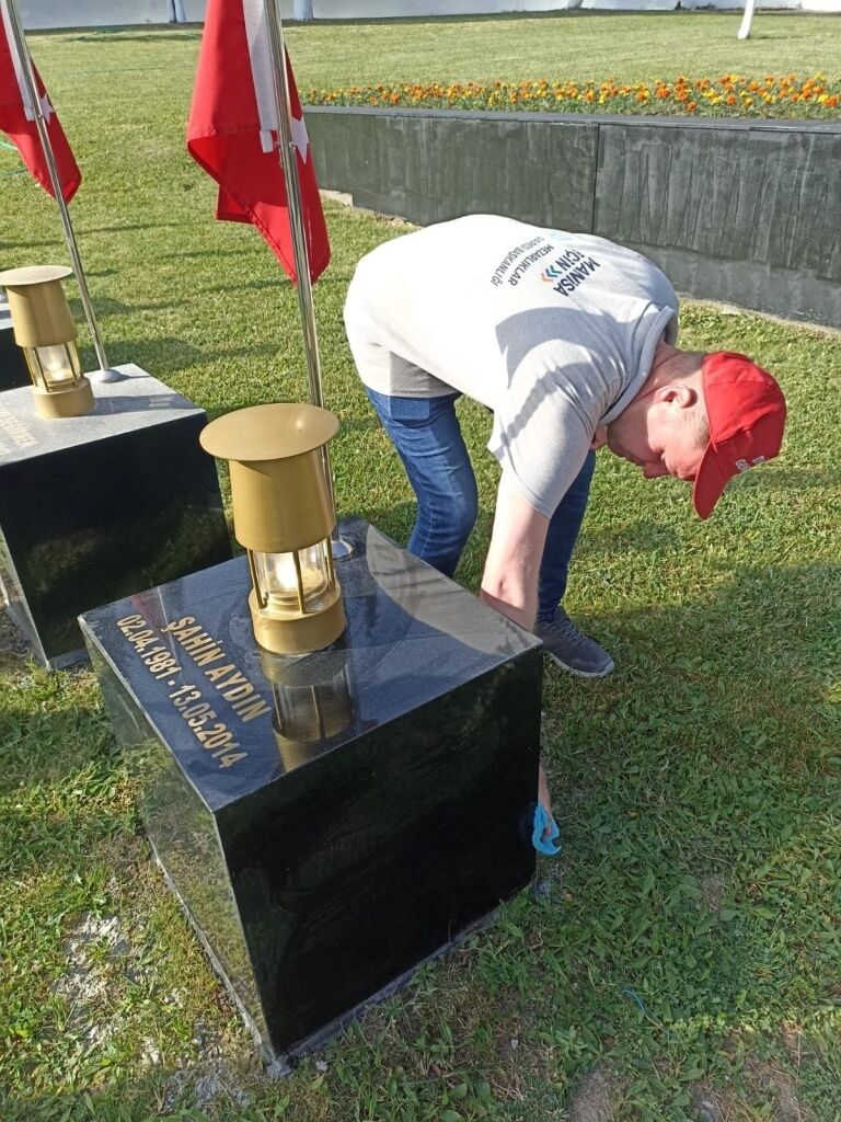 Manisa’da mezarlıklar bayrama hazırlanıyor: 17 ilçede yoğun mesai
