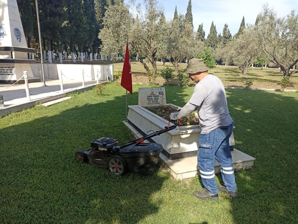 Manisa’da mezarlıklar bayrama hazırlanıyor: 17 ilçede yoğun mesai-1