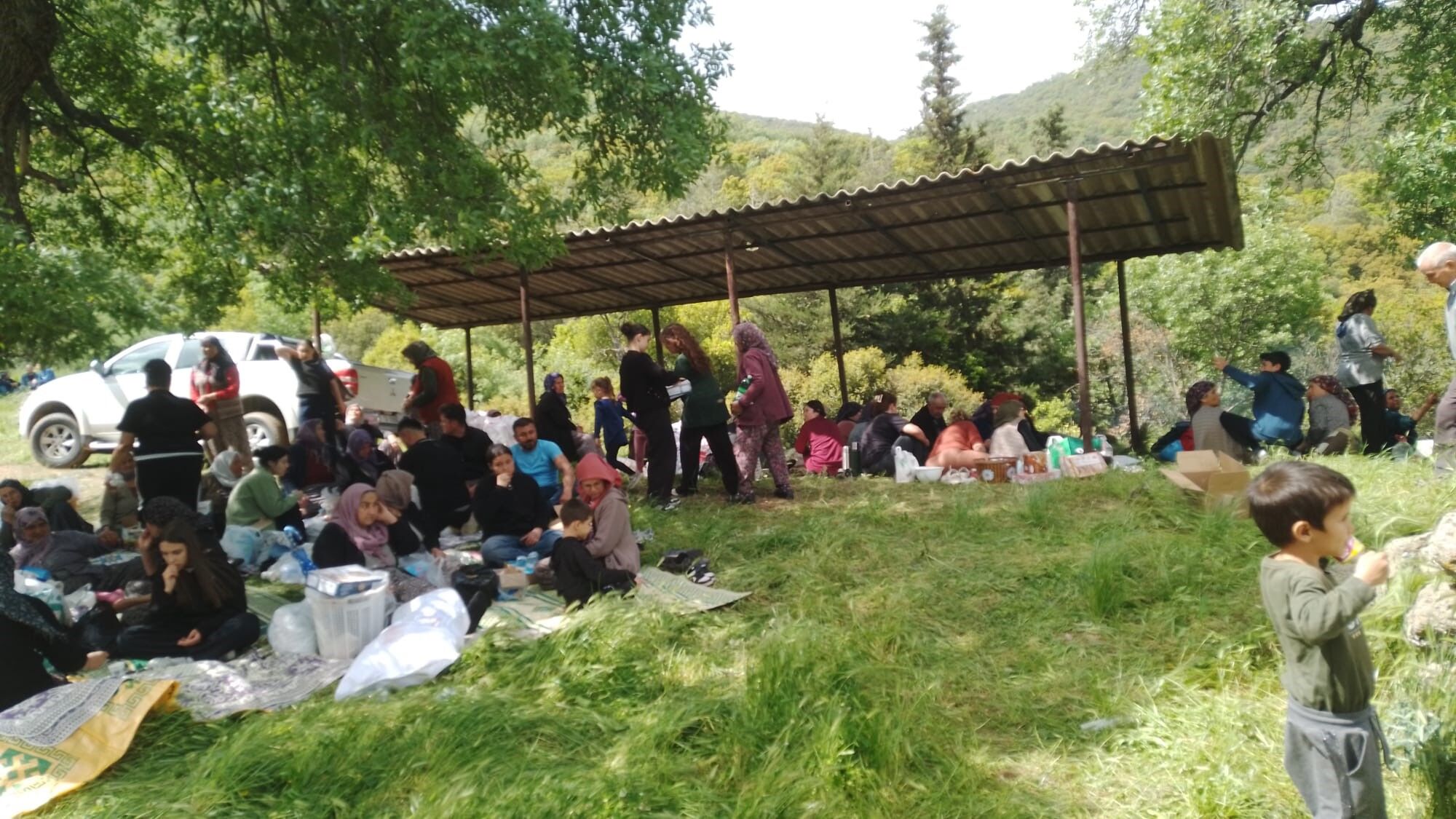 Herkes Bütçesine Göre Yiyeceğini Getirir, Hep Birlikte Paylaşırız (1)
