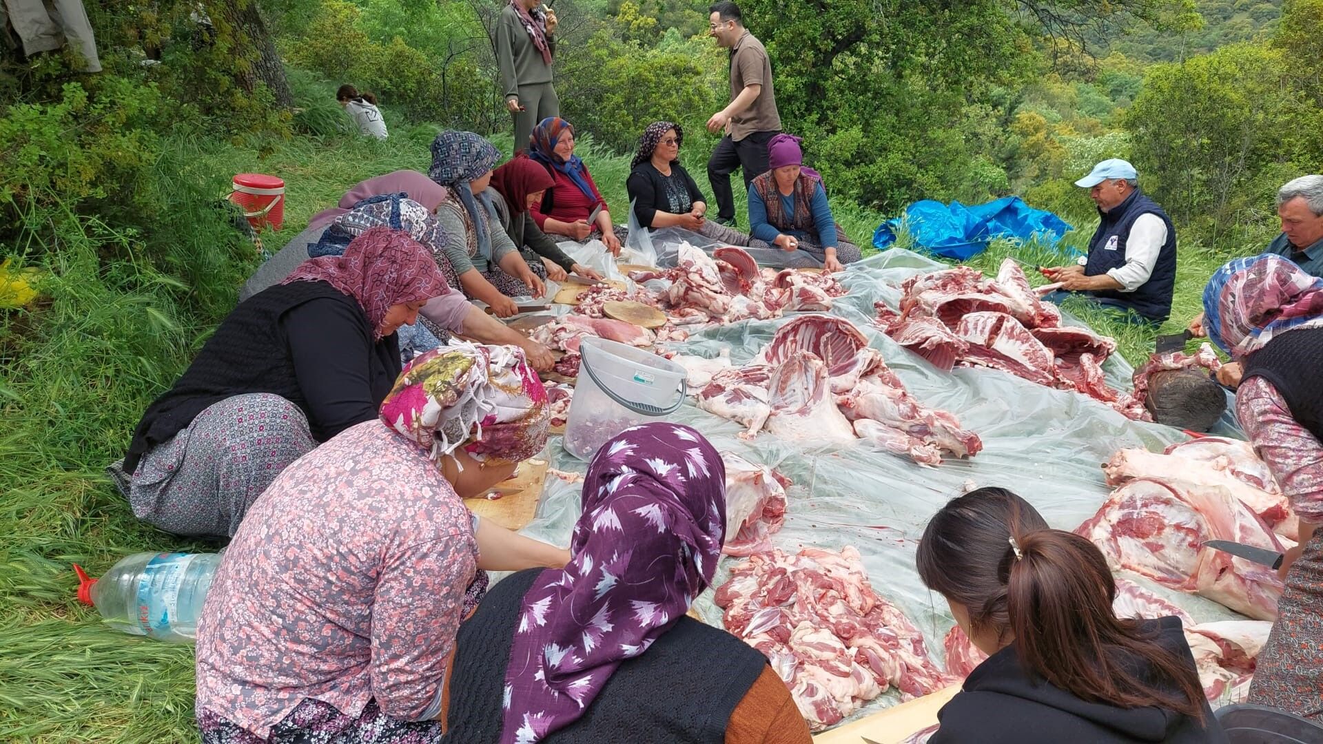 Herkes Bütçesine Göre Yiyeceğini Getirir, Hep Birlikte Paylaşırız (2)