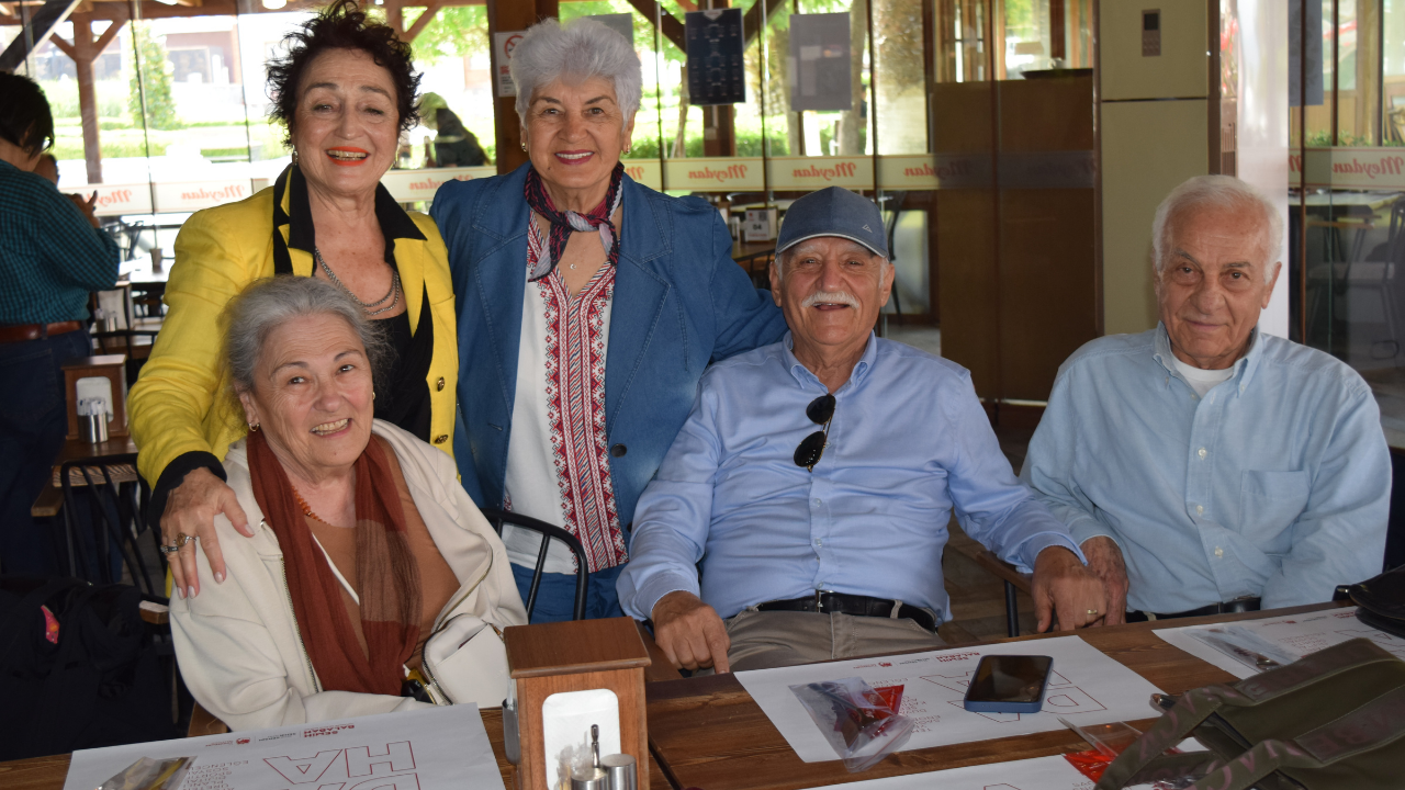 Manisa Lisesi’nde Tarihi Buluşma 61 Yıllık Hasret Sona Erdi (17)