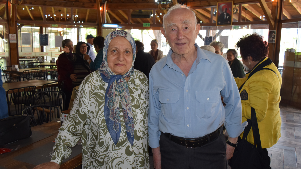 Manisa Lisesi’nde Tarihi Buluşma 61 Yıllık Hasret Sona Erdi (8)